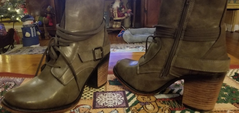 Shoes - Picture 2 of 3